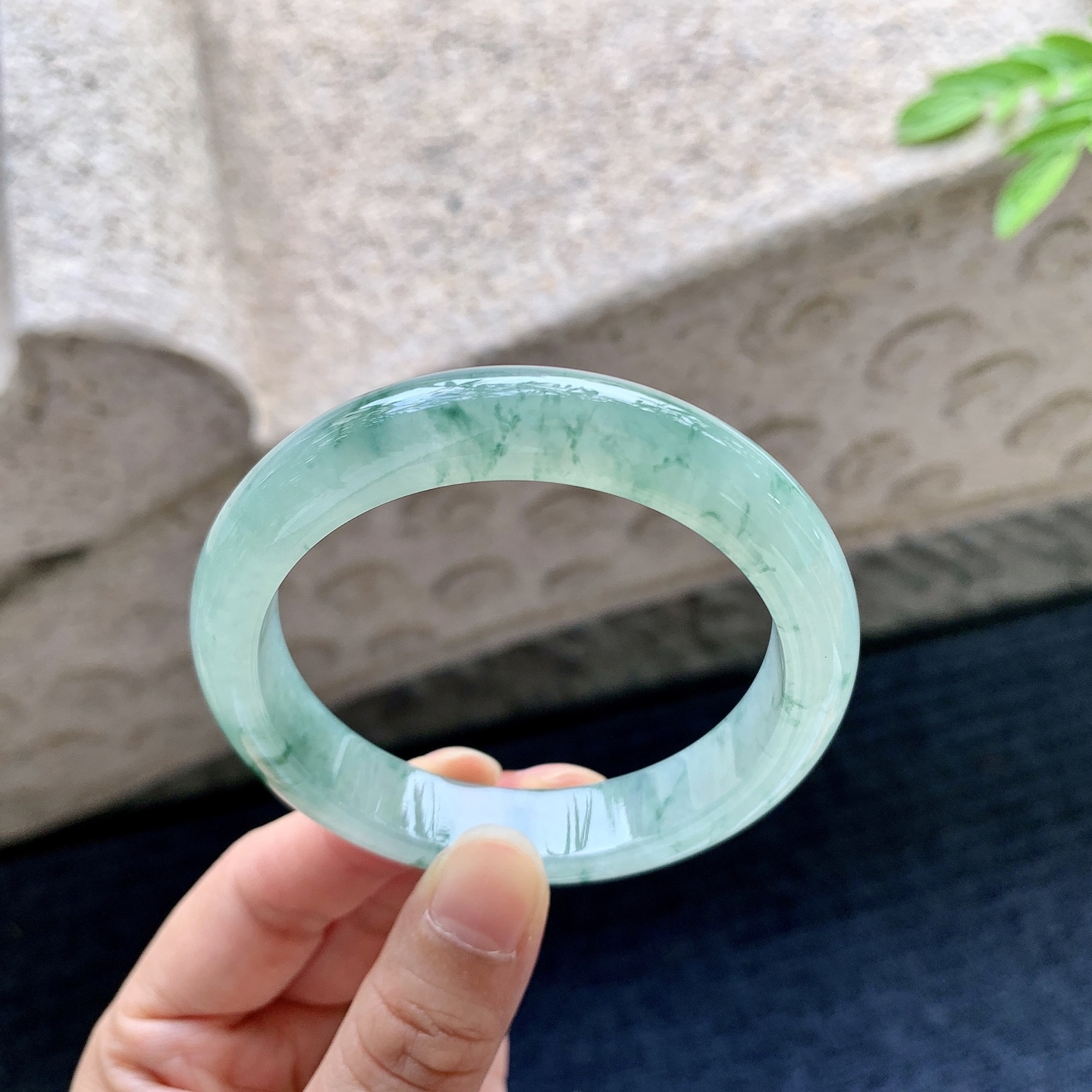 圆条53 54，圈口54.2/11.6/8，编码AD073142，糯冰飘花，水润，种老，细腻，无裂。