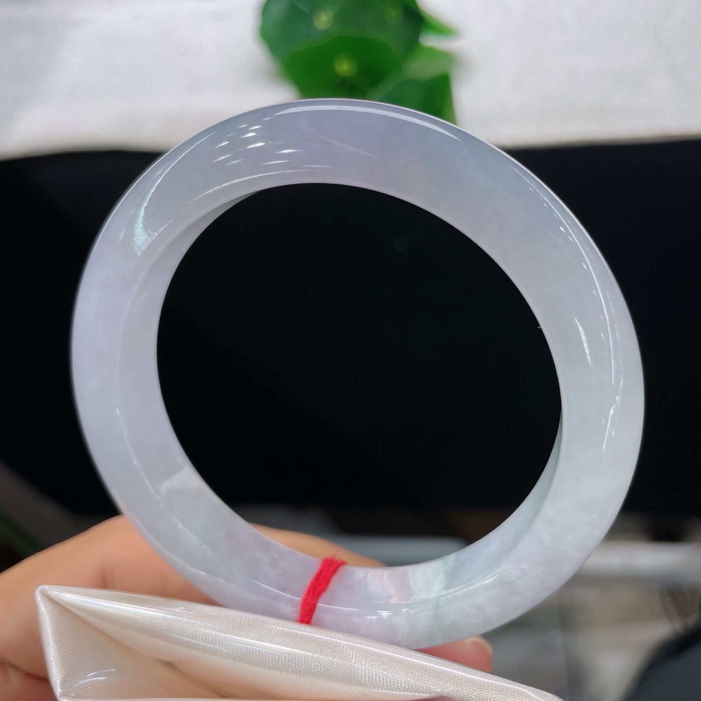 圈口57.6/11.5/8.9，冰紫正圈，57/58可戴，仿若轻烟笼月，质地澄澈。淡紫柔光萦绕。细微纹。