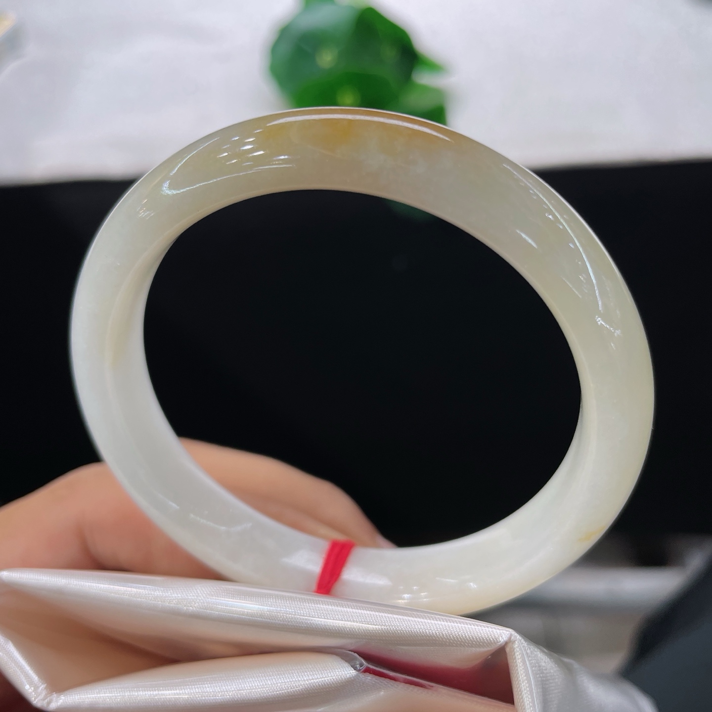 圈口56.8/11.5/7.5，黄翡正圈，56/57可戴，仿若夕霞融玉，莹润白底晕染暖调黄翡。细微纹。