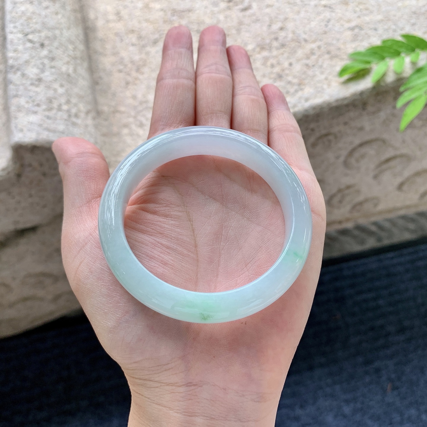 正圈 52 53，圈口53/11.3/7.8，编码T1073002，细糯飘绿，水润，种老，细腻，打灯有絮线
