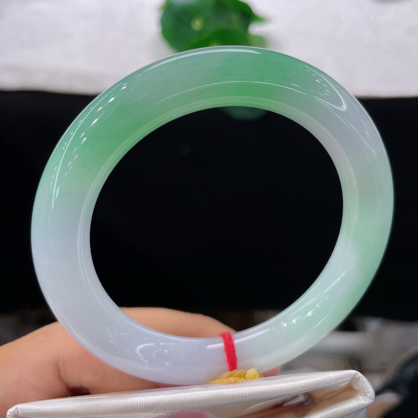 圈口57/11，白底青圆条，正圈58/59可戴，仿若春山含翠，质地澄澈。清新绿韵悠然晕染。无裂。