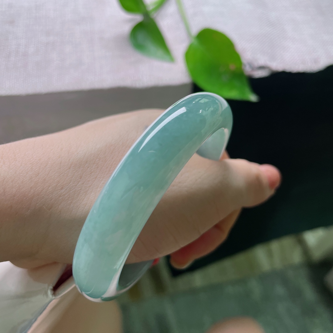 57.4/13.2/8.2，蓝底正圈，一点皮纹，腕间凝一方湖蓝静水，清冽柔和，自带烟雨朦胧的清冷氛围感。ss ss54178a