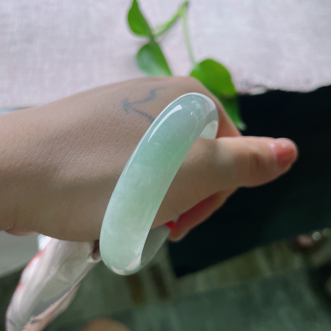 53.6（48)/12.1/6.2，浅绿底贵妃，水头好，种老，肉质细腻干净，皮纹，55236a