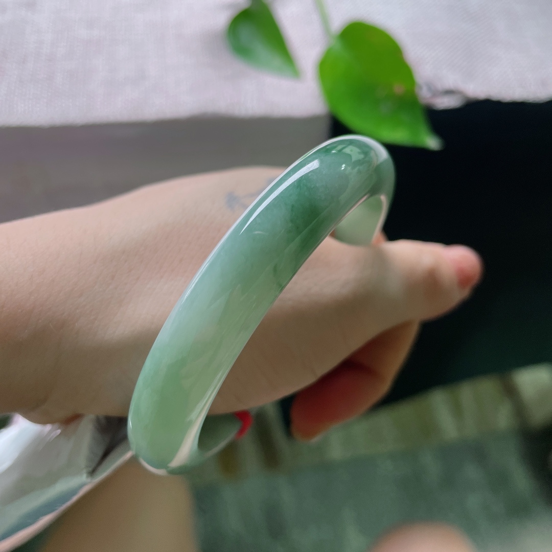 57.8/11.6/8.9，飘花正圈，棉线，清新的浅青底上，灵动绿飘花随性舒展，如同水墨晕染，自带淡雅诗意，ss54197a