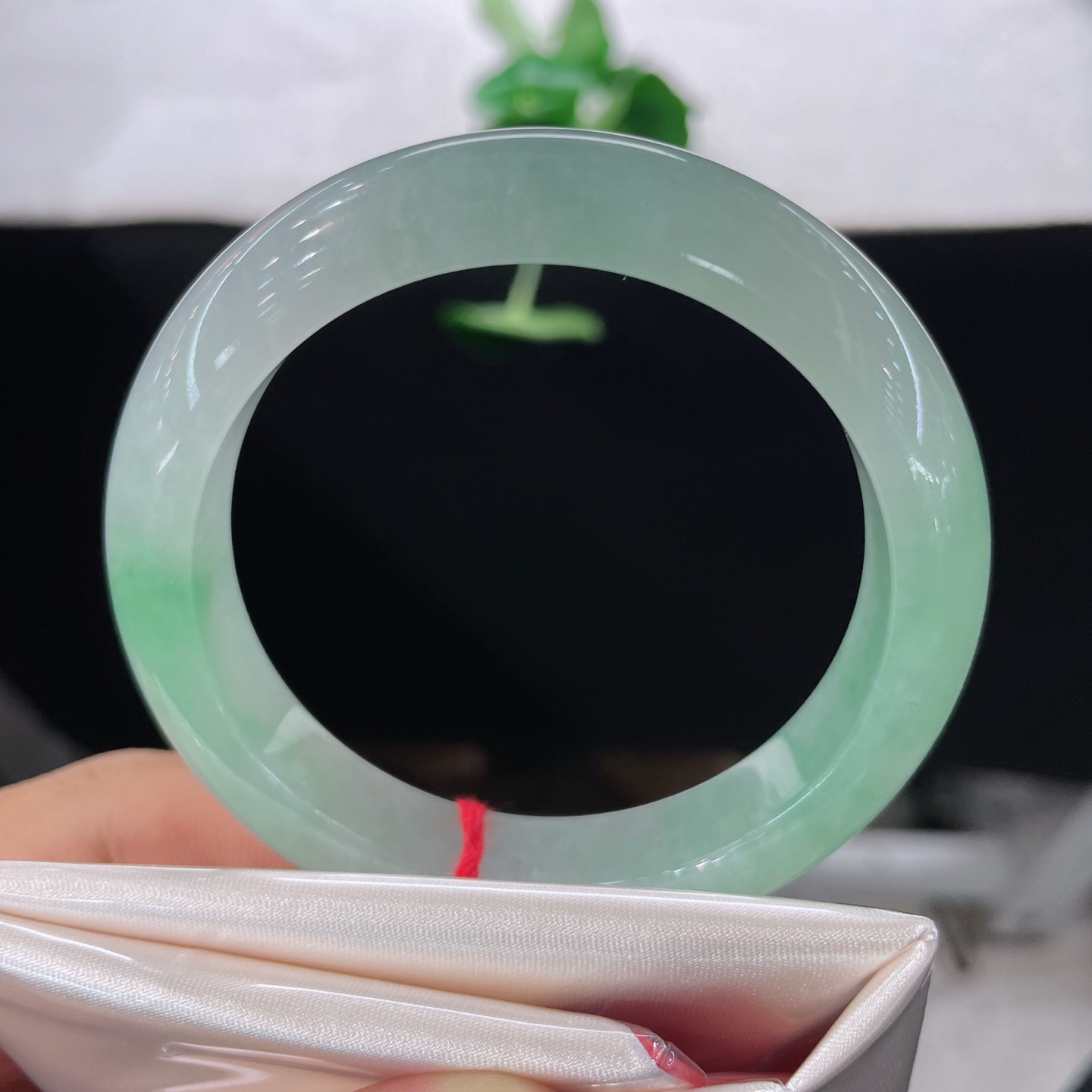 圈口54.5/11.8/8.5，晴底正圈，54/55可戴，仿若平湖凝翠，质地澄澈。清浅湖绿萦绕。无裂。
