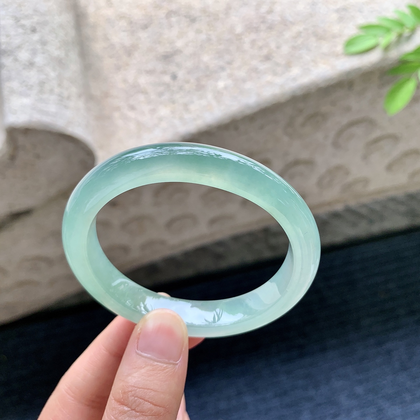 贵妃52 53，圈口53.5/47.4/10.3/7.7，编码HT073154，描述冰糯油绿，水润，种老，细腻，有絮线