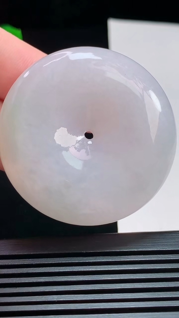 天然A货翡翠平安扣吊坠，尺寸48.6-12 重量:58.33g
8月1日