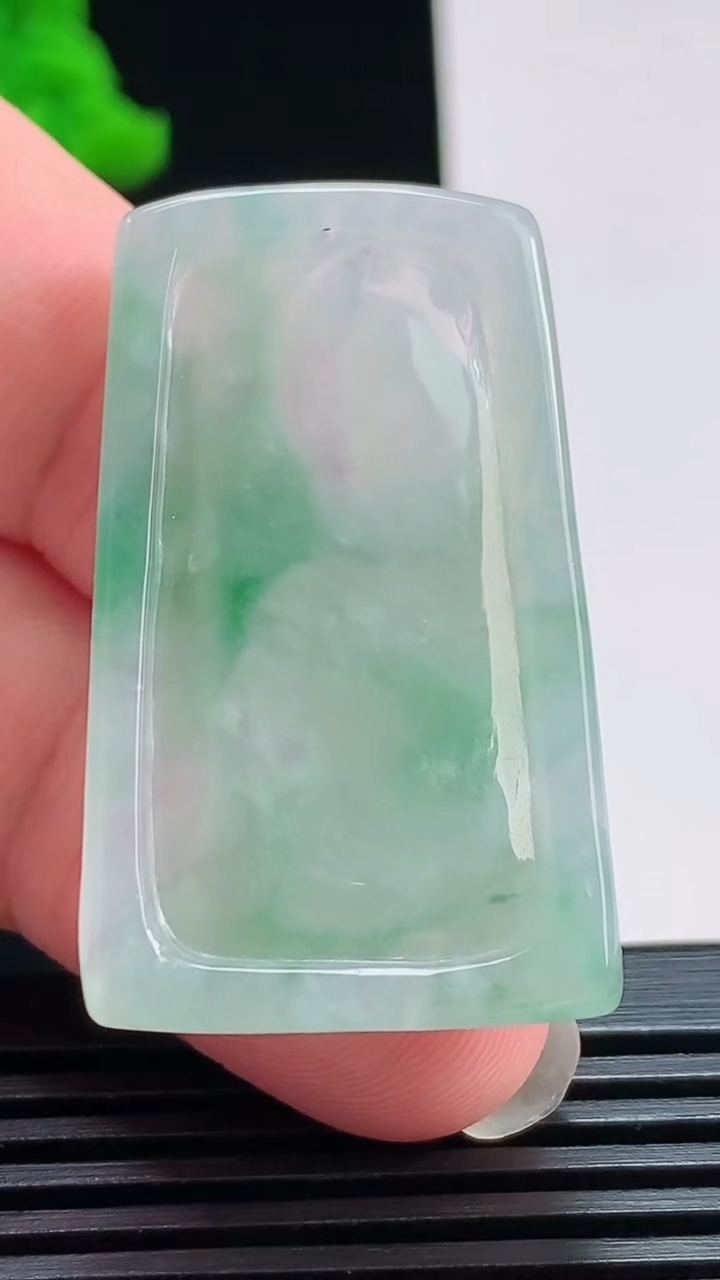 天然A货翡翠大势至菩萨吊坠，尺寸40-24-5.5 重量:11.09g
8月1日