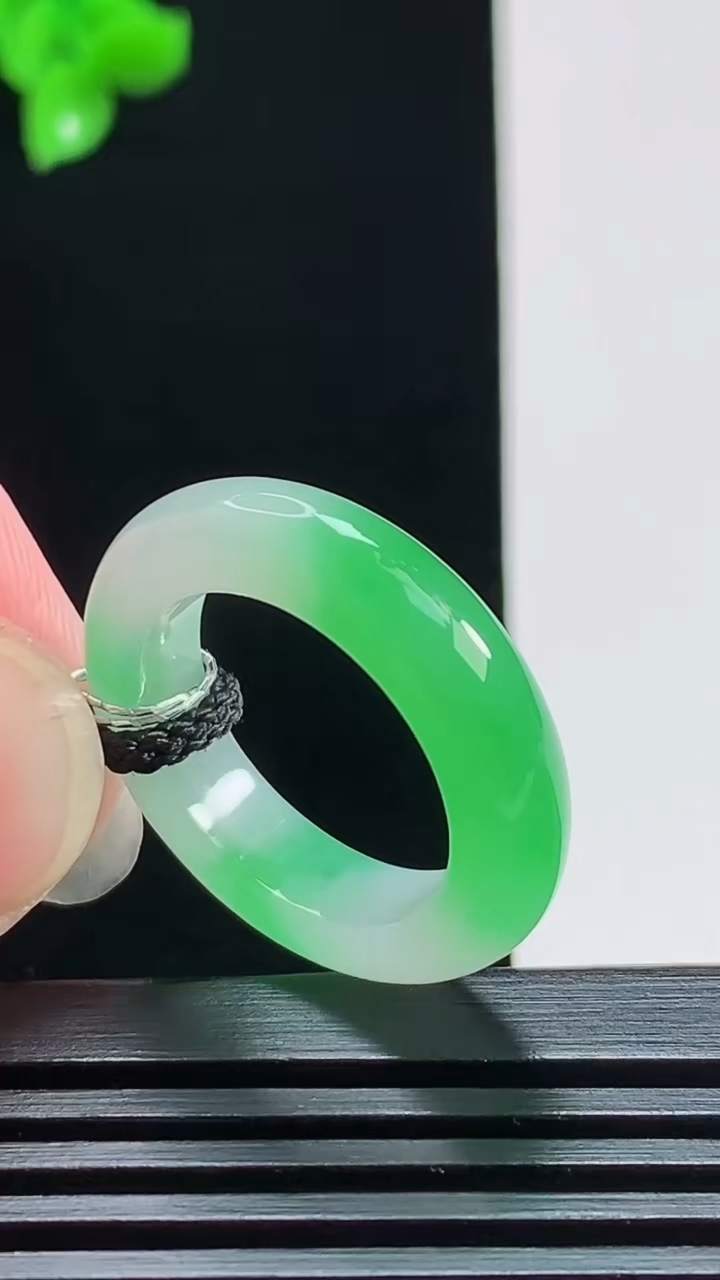 天然A货翡翠玉指环 戒指，尺寸16.5-5.5-4 重量:4.27g2026年8月1日
工厂直销收藏佳品,种好水足，色泽均匀，有种有色，上手高大气！