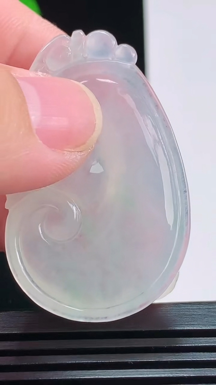 天然A货翡翠如意吊坠，尺寸45.6-28-6 重量:13.66g
8月1日