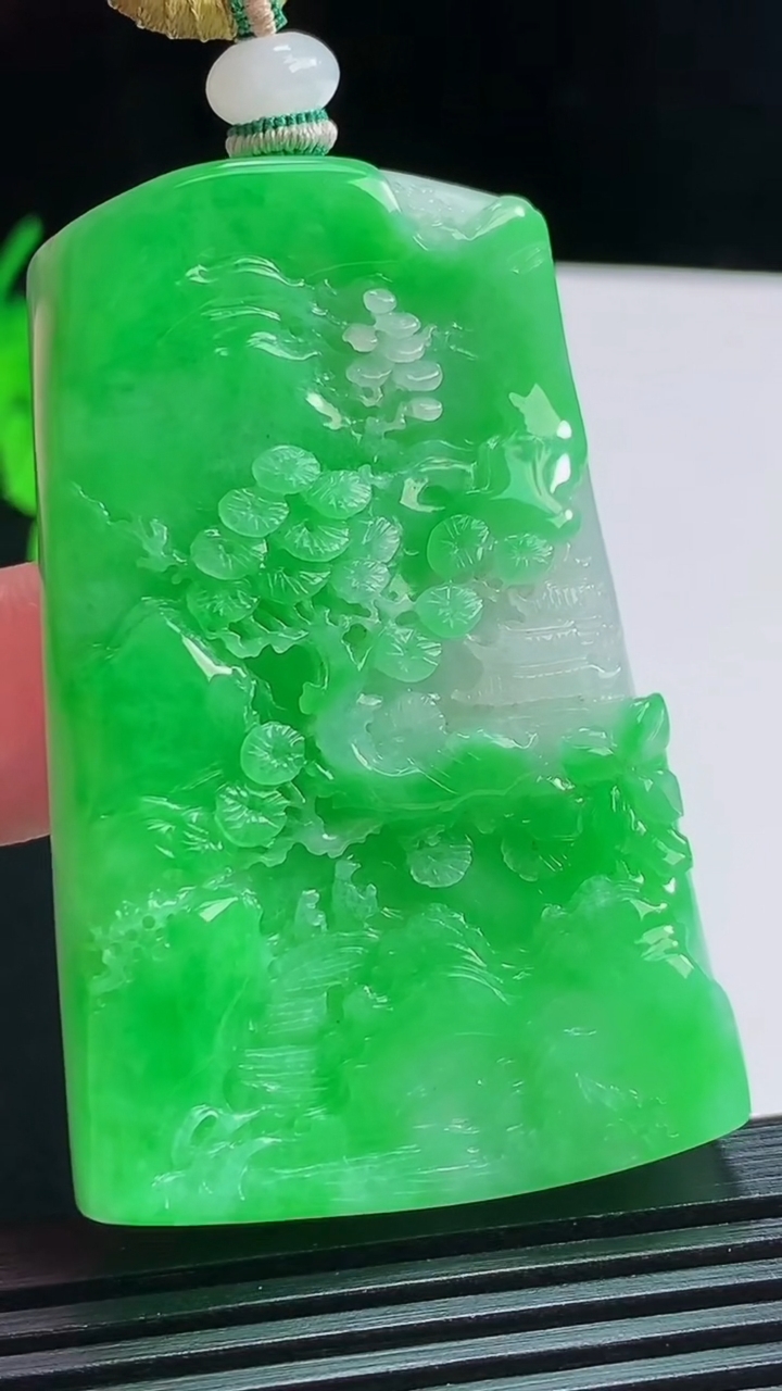 天然A货翡翠山水牌吊坠，尺寸55.5-35.8-8 重量:38.36g
8月1日
