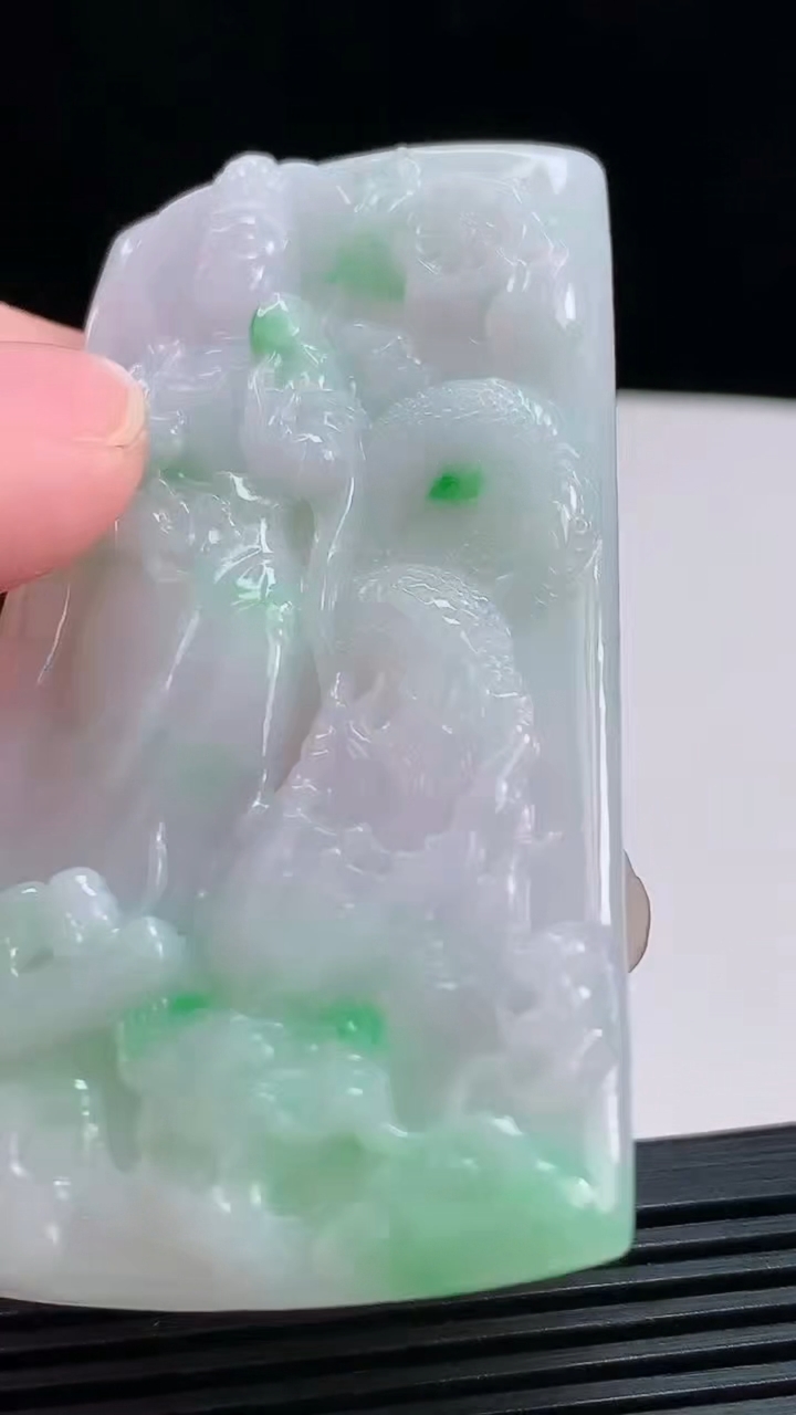 天然A货翡翠御龙大势至菩萨吊坠，尺寸74.5-44.5-5.8 重量:42.47g
8月1日