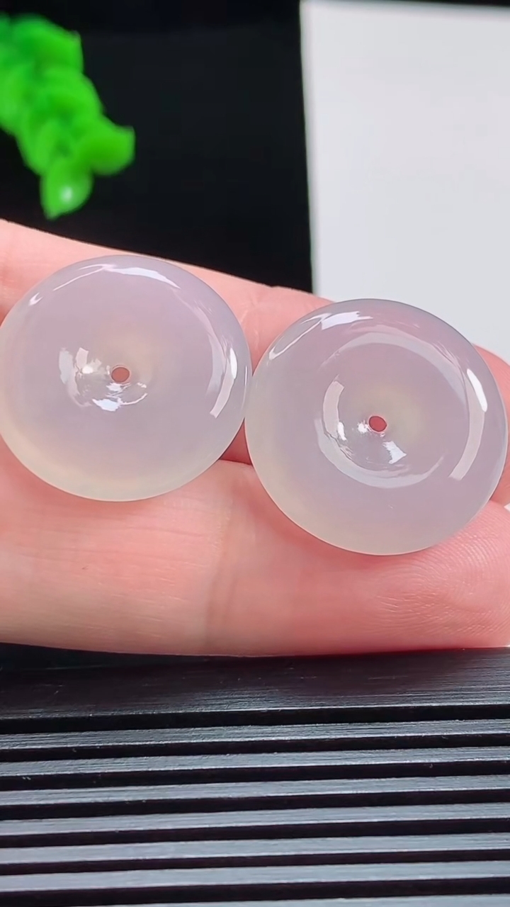 天然A货翡翠平安扣吊坠一对，尺寸21.5-4.6 重量:8.60g
8月1日