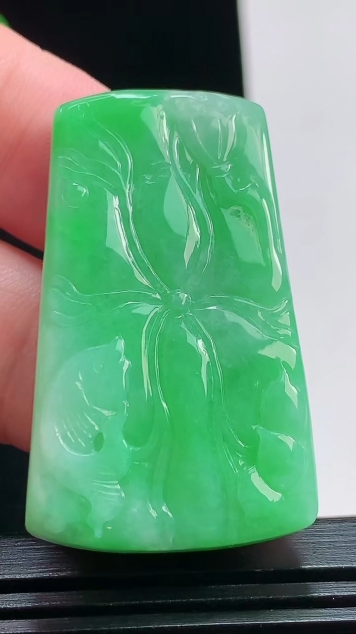 天然A货翡翠和和美美 荷叶鱼吊坠，尺寸41-25-7 重量:19.30g
8月1日