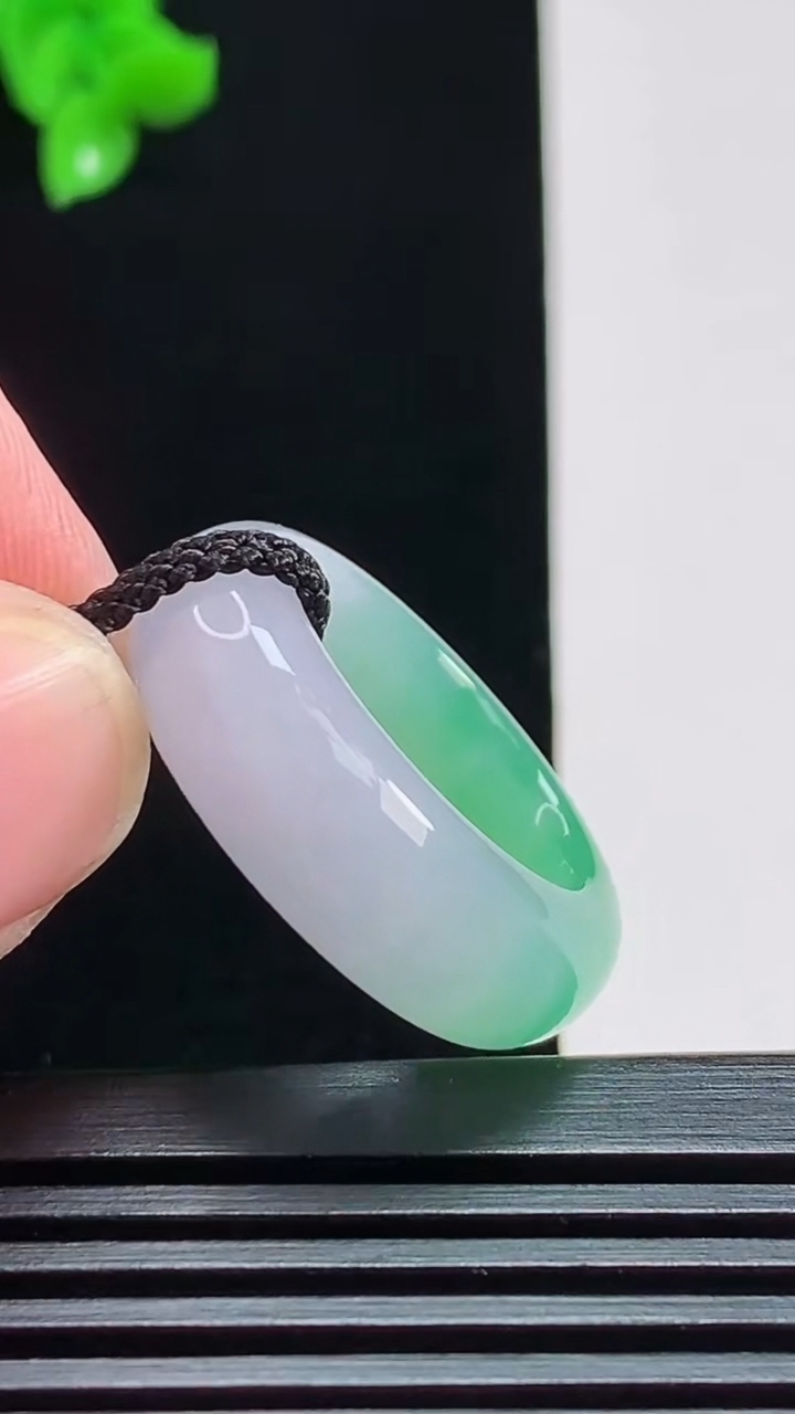 天然A货翡翠玉指环 戒指，尺寸17-8-5 重量:8.19g2026年8月1日
工厂直销收藏佳品,种好水足，色泽均匀，有种有色，上手高大气！