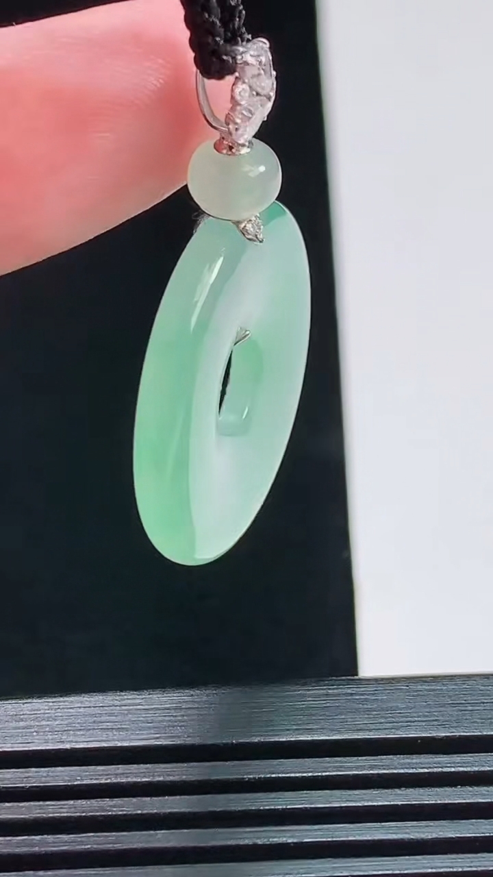 天然A货翡翠平安环吊坠，尺寸37-25-4 重量:6.10g
8月1日