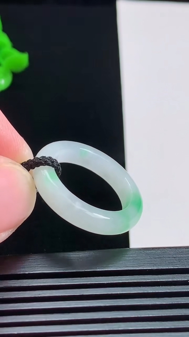 天然A货翡翠玉指环 戒指，尺寸17.8-4.5-3.5 重量:3.56g2026年8月1日
工厂直销收藏佳品,种好水足，色泽均匀，有种有色，上手高大气！