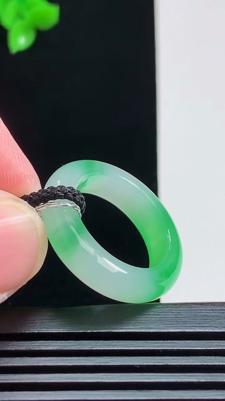 天然A货翡翠玉指环 戒指，尺寸16.5-5.5-4 重量:4.27g2026年8月1日
工厂直销收藏佳品,种好水足，色泽均匀，有种有色，上手高大气！