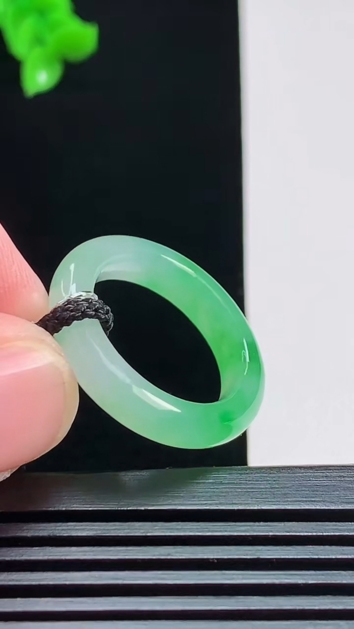 天然A货翡翠玉指环 戒指，尺寸17.5-4.6-4 重量:3.82g2026年8月1日
工厂直销收藏佳品,种好水足，色泽均匀，有种有色，上手高大气！