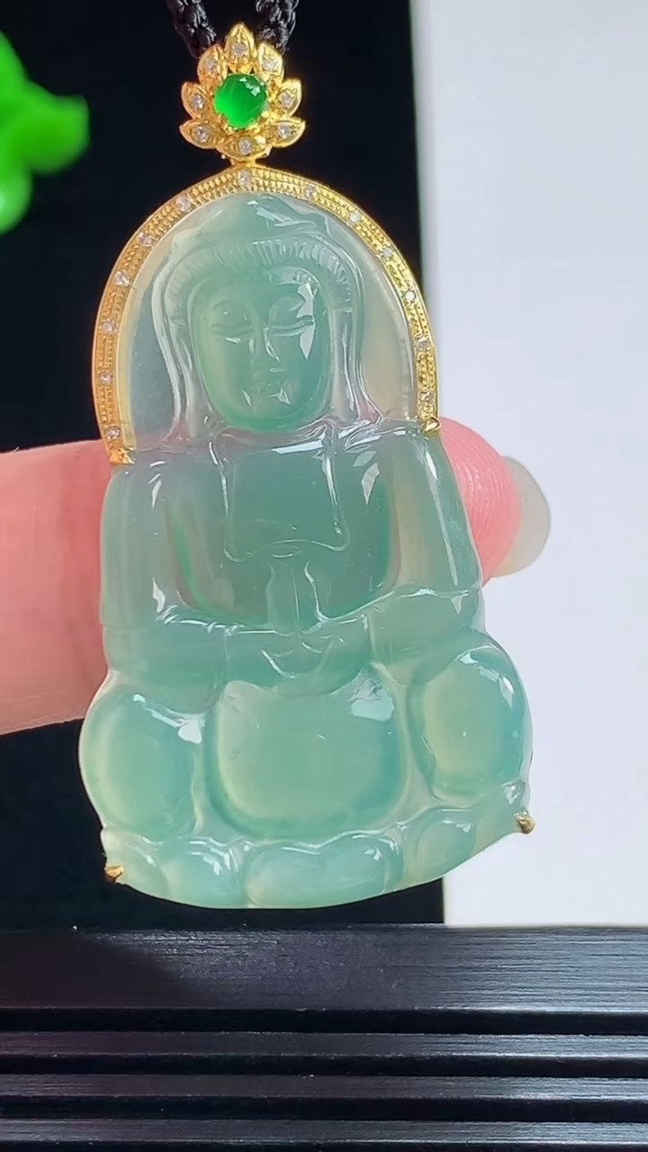 天然A货翡翠种蓝水正装观音吊坠，尺寸46-23-5.5，裸石36-23 重量:5.89g
8月1日