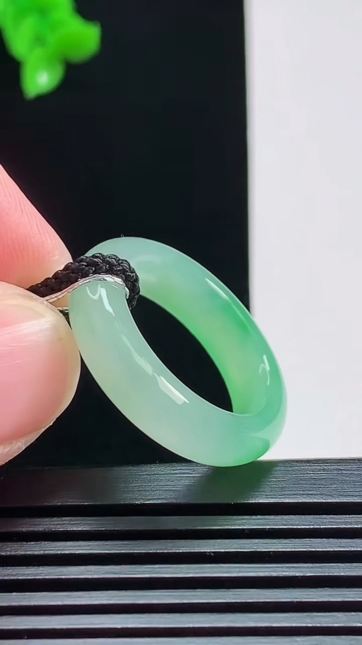 天然A货翡翠玉指环 戒指，尺寸17.5-5.6-4.2 重量:5.00g2026年8月1日
工厂直销收藏佳品,种好水足，色泽均匀，有种有色，上手高大气！