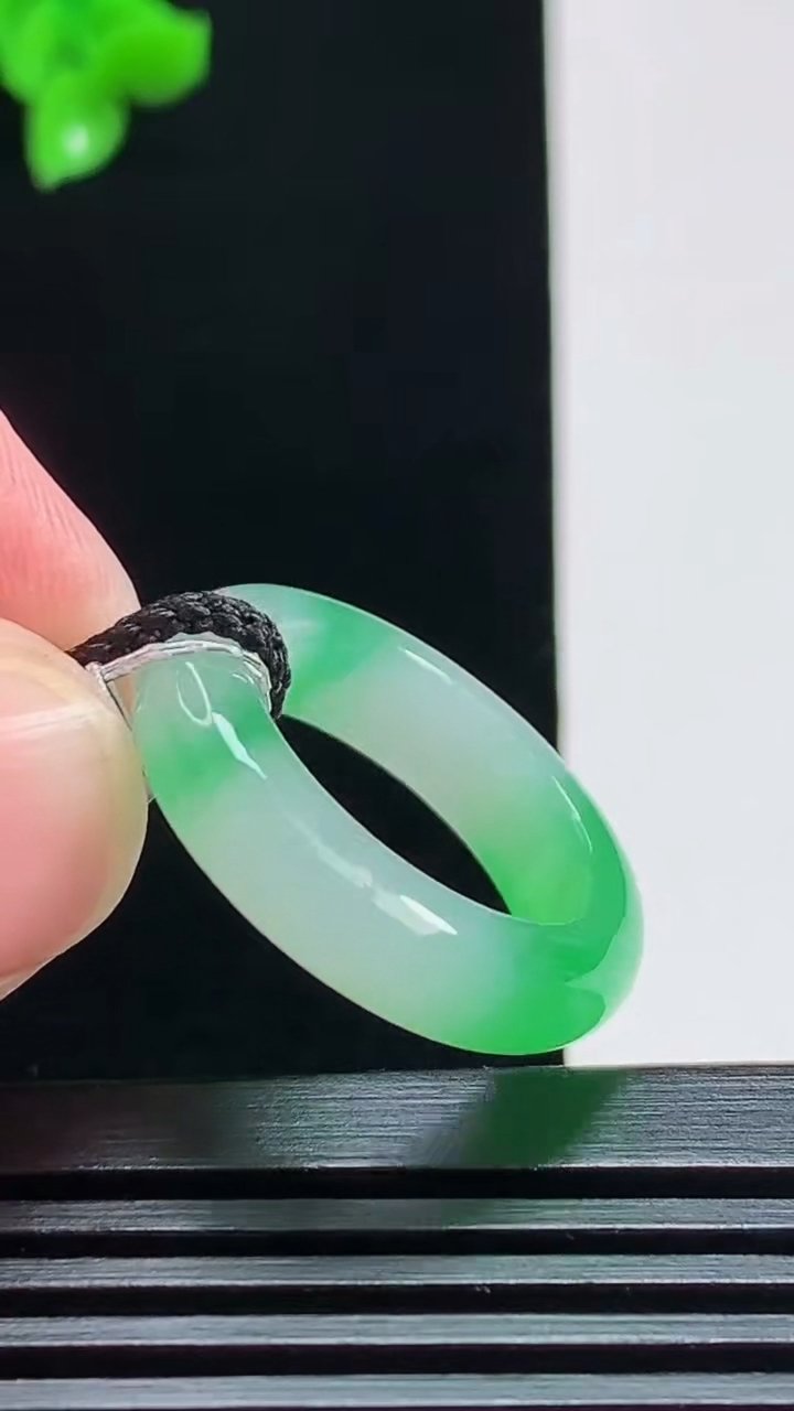 天然A货翡翠玉指环 戒指，尺寸16.5-5.5-4 重量:4.27g2026年8月1日
工厂直销收藏佳品,种好水足，色泽均匀，有种有色，上手高大气！