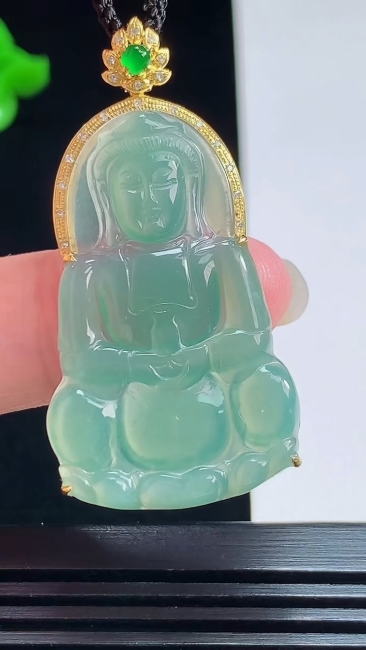 天然A货翡翠种蓝水正装观音吊坠，尺寸46-23-5.5，裸石36-23 重量:5.89g
8月1日