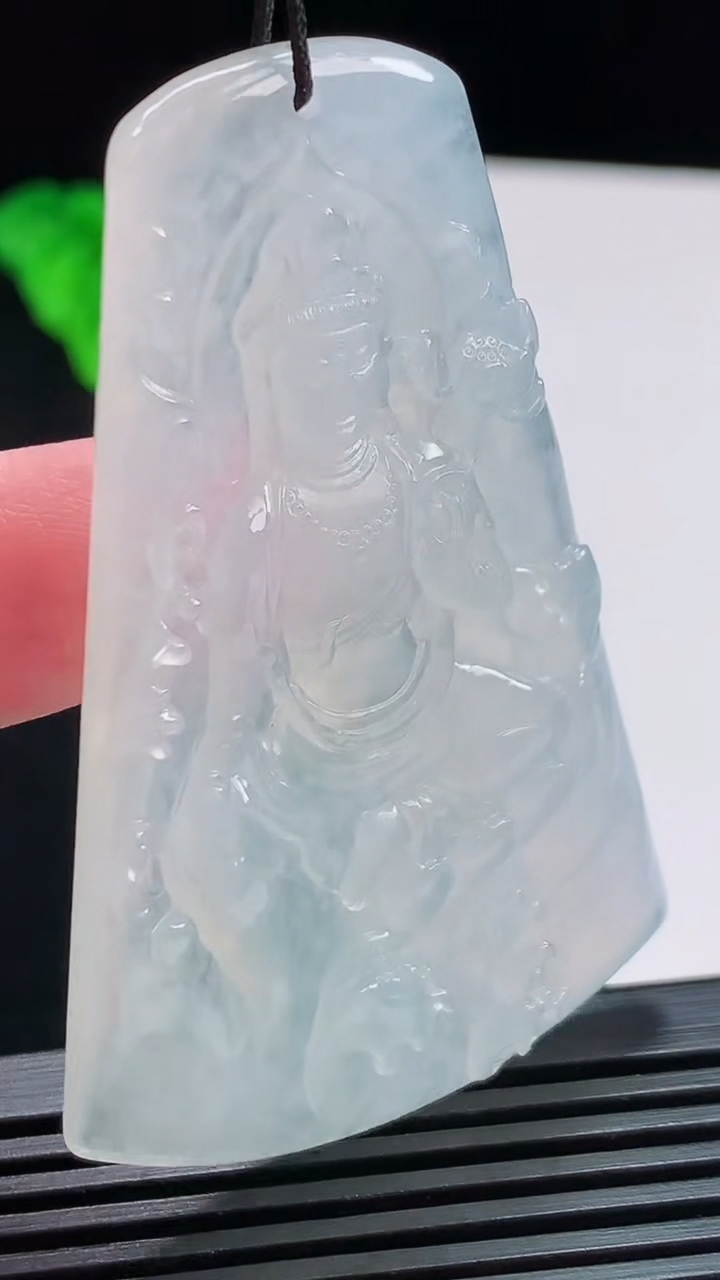天然A货翡翠种白冰大势至菩萨吊坠，尺寸62.5-40-5.5 重量:25.67g
8月1日