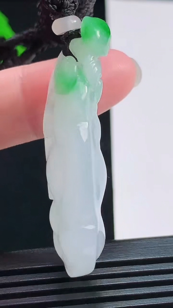 天然A货翡翠如意吊坠，尺寸46.5-21-11 重量:19.47g
8月1日