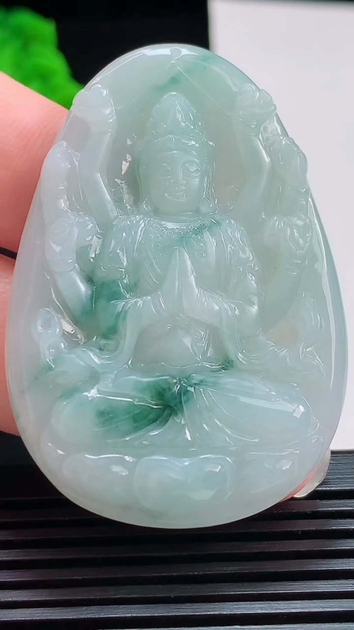 天然A货翡翠飘花千手观音菩萨吊坠，尺寸53.5-36.5-6 重量:22.06g
8月1日