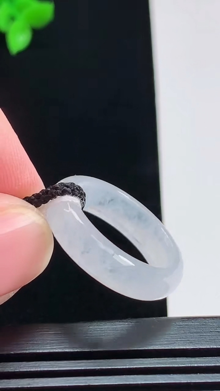 天然A货翡翠玉指环 戒指，尺寸17-5.2-3.5 重量:3.55g2026年8月1日
工厂直销收藏佳品,种好水足，色泽均匀，有种有色，上手高大气！