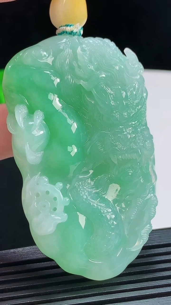 天然A货翡翠龙牌吊坠，尺寸63.5-39-14.6 重量:66.73g
8月1日