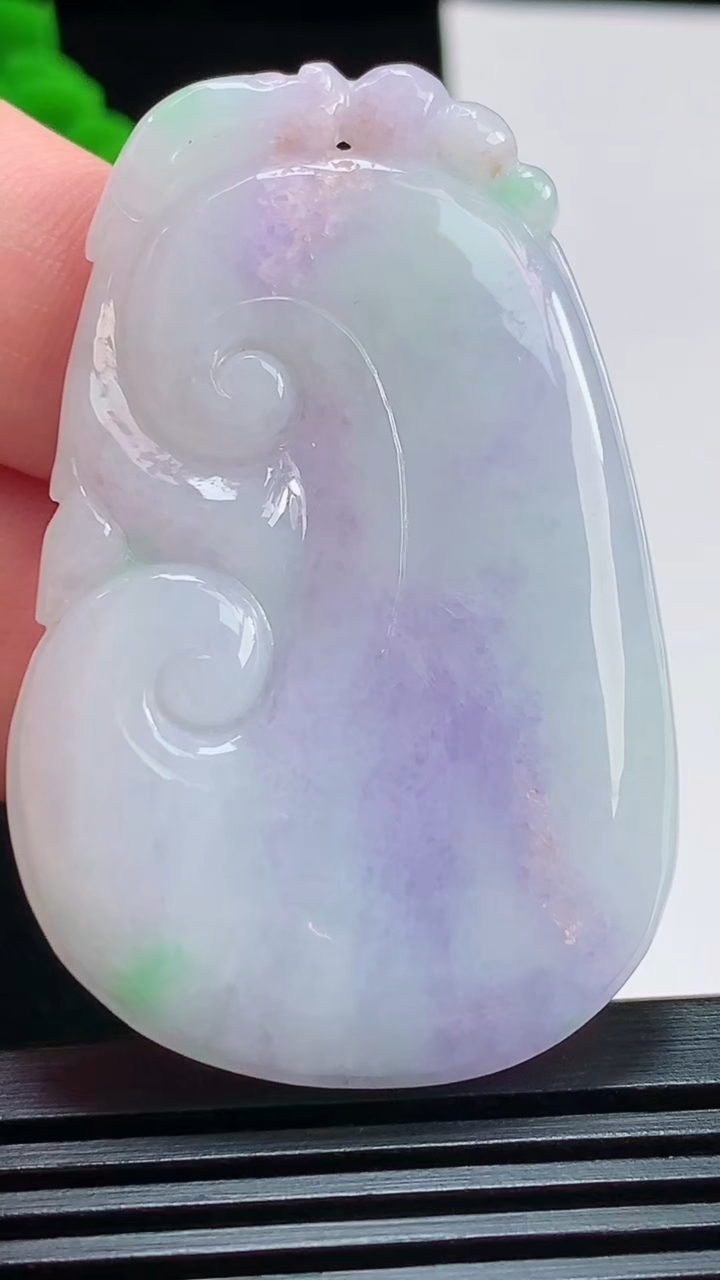 天然A货翡翠春带彩 紫罗兰如意吊坠，尺寸53.5-35-5.2 重量:22.01g
8月1日