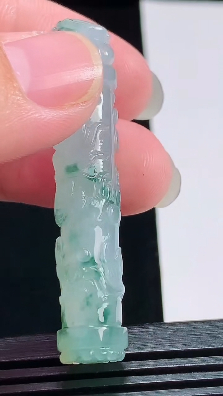 天然A货翡翠飘花龙柱吊坠，尺寸53-9.8 重量:11.54g
8月1日