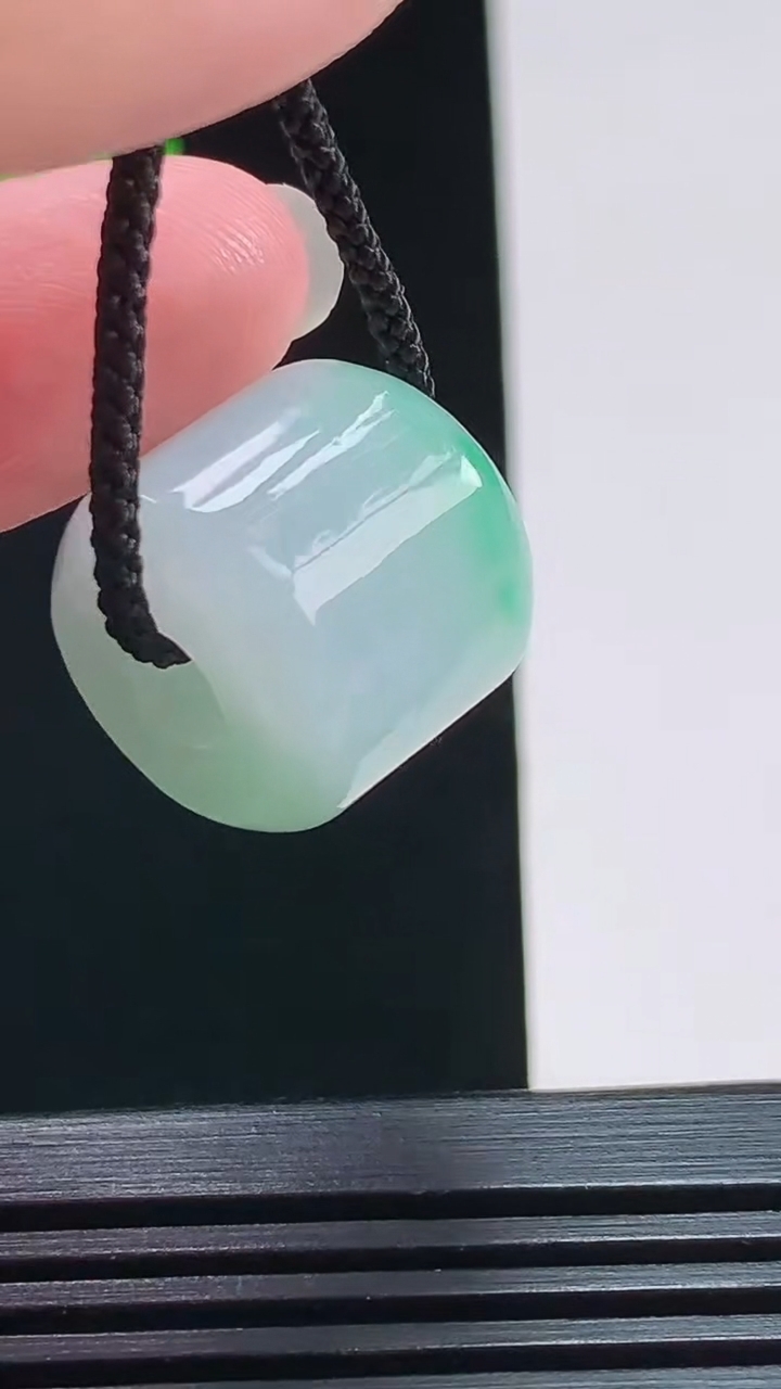 天然A货翡翠路路通吊坠，尺寸15-16.5 重量:9.50g
8月1日