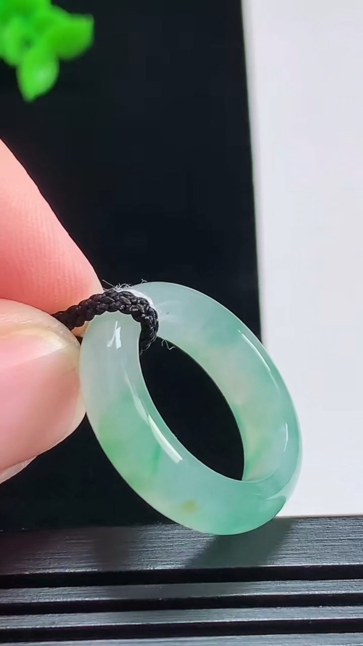 天然A货翡翠冰种飘花玉指环 戒指，尺寸17-6-4 重量:4.58g2026年8月1日
工厂直销收藏佳品,种好水足，色泽均匀，有种有色，上手高大气！