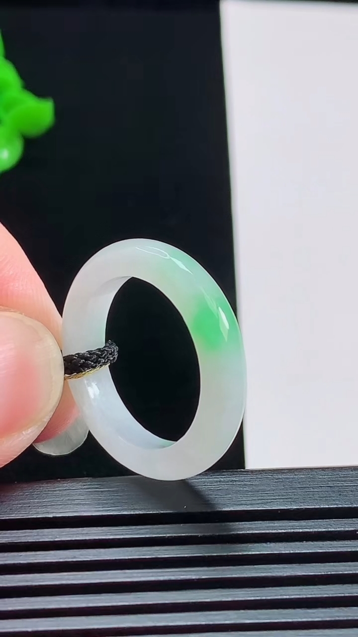 天然A货翡翠玉指环 戒指，尺寸17.8-4.5-3.5 重量:3.56g2026年8月1日
工厂直销