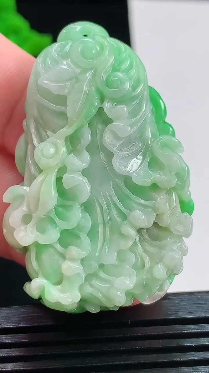 天然A货翡翠白菜吊坠，尺寸50-31-12 重量:27.71g
8月1日