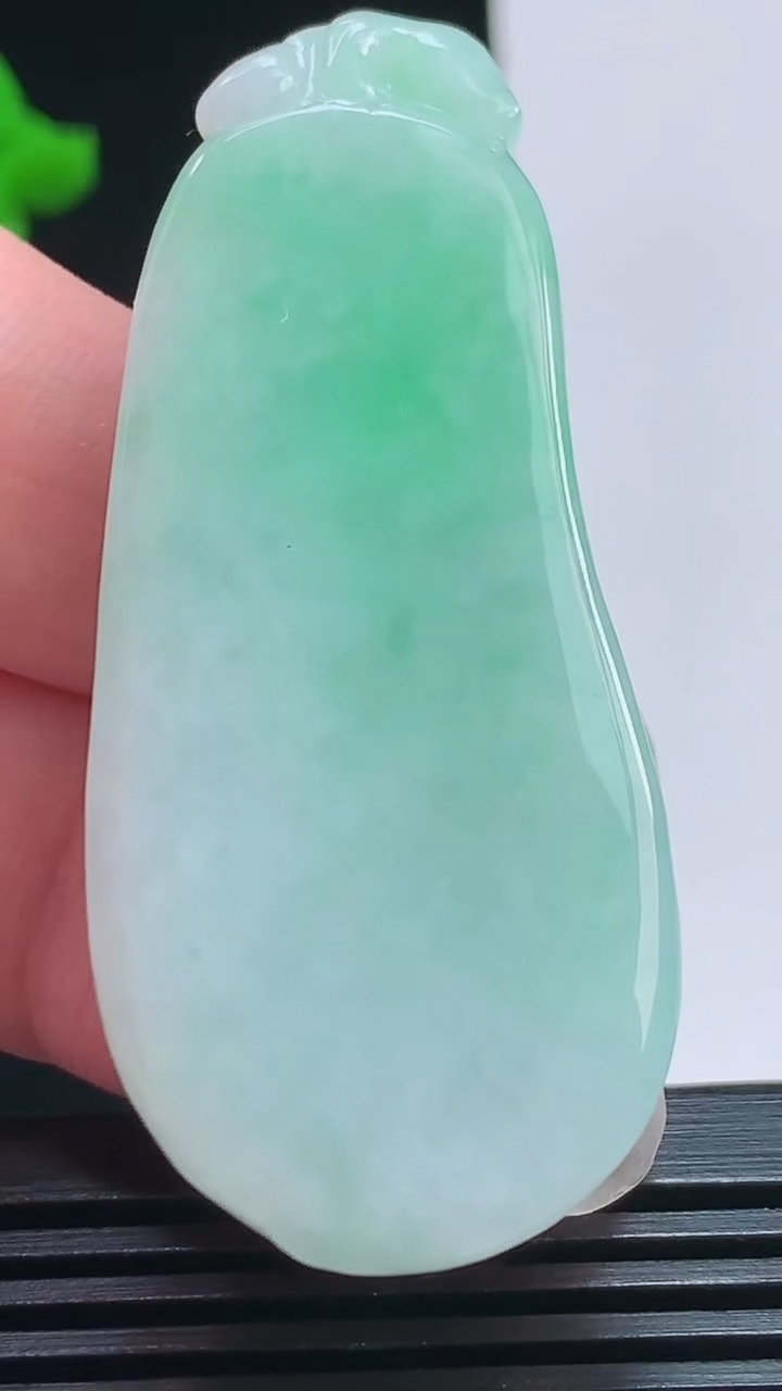 天然A货翡翠福瓜吊坠，尺寸56-23.8-11.6 重量:31.08g
8月1日