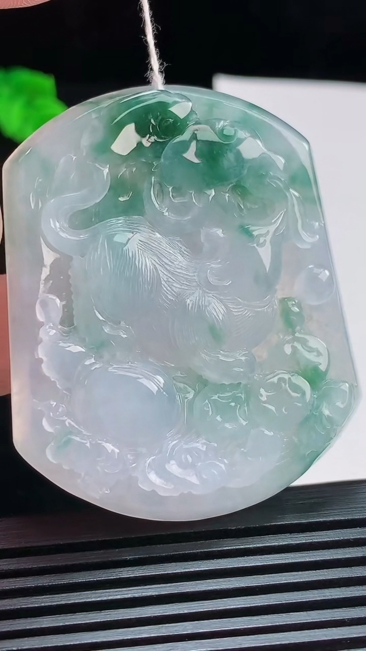 天然A货翡翠飘花生肖鼠牌吊坠，尺寸54.2-45-5.5 重量:30.20g
8月1日