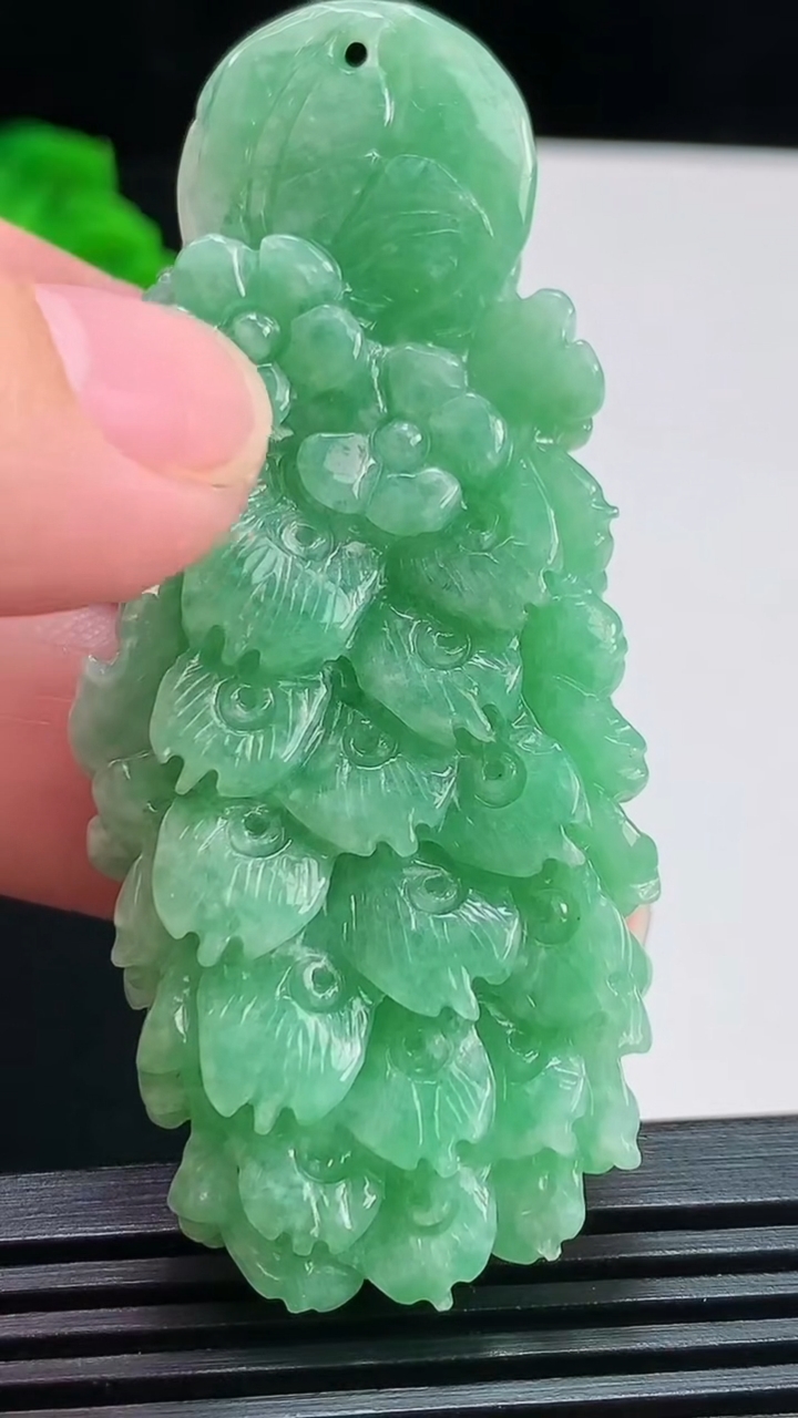 天然A货翡翠凤凰吊坠，尺寸67.5-28-11 重量:31.96g
8月1日