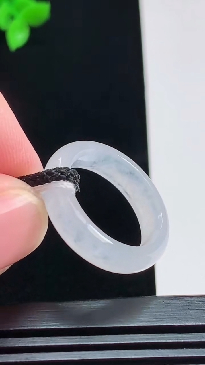 天然A货翡翠玉指环 戒指，尺寸17-5.2-3.5 重量:3.55g2026年8月1日
工厂直销收藏佳品,种好水足，色泽均匀，有种有色，上手高大气！