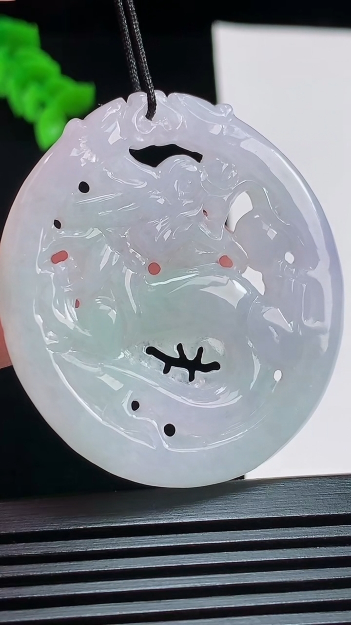 天然A货翡翠龙牌吊坠，尺寸47-42-5 重量:19.16g
8月1日