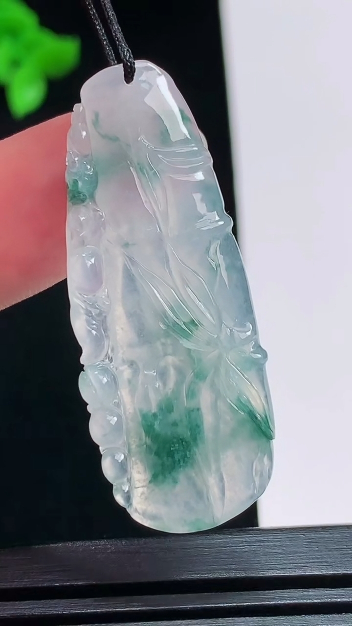 天然A货翡翠冰种飘花节节高升 竹节吊坠，尺寸42-17-4 重量:5.41g
8月1日