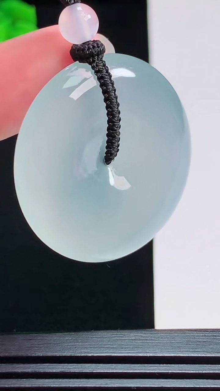 天然A货翡翠平安扣吊坠，尺寸35-6 重量:17.72g
8月1日