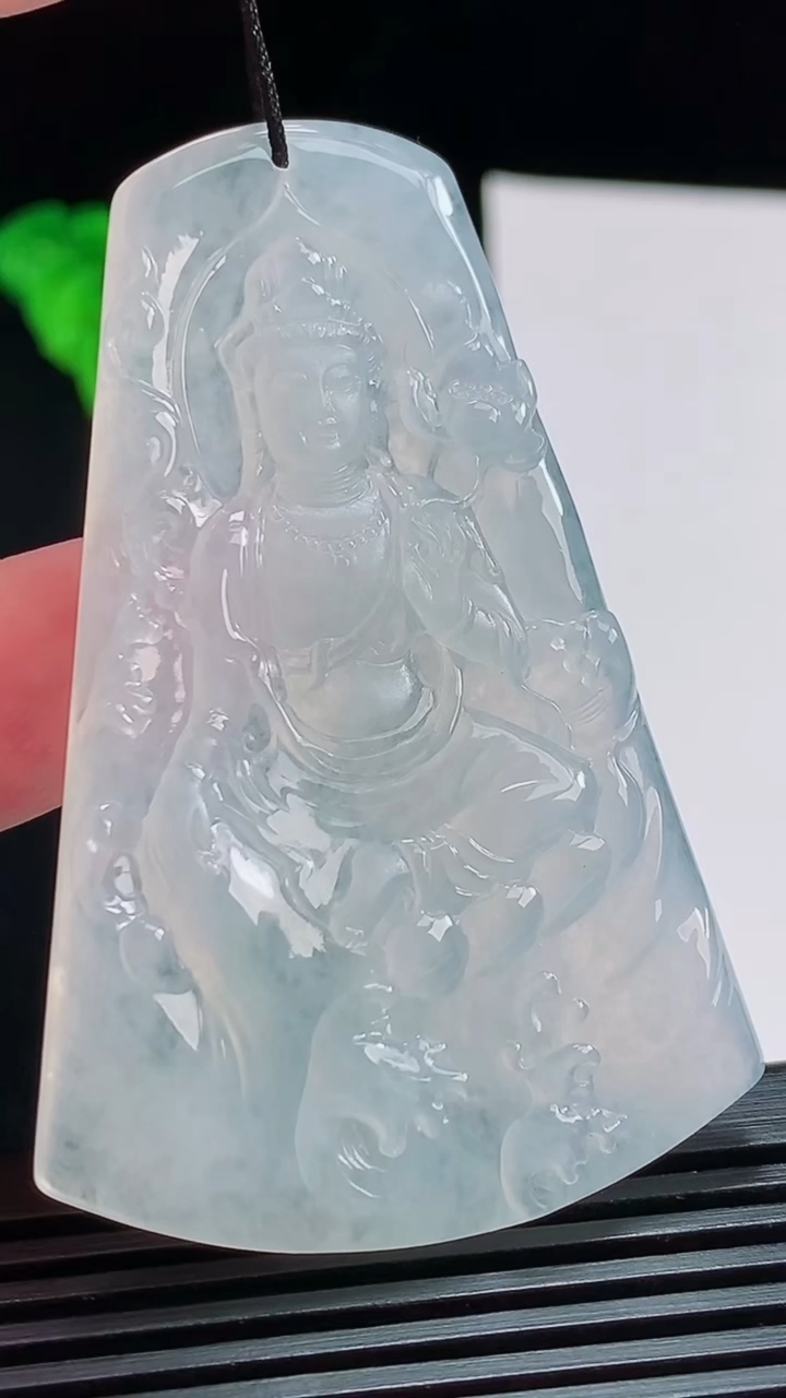 天然A货翡翠种白冰大势至菩萨吊坠，尺寸62.5-40-5.5 重量:25.67g
8月1日