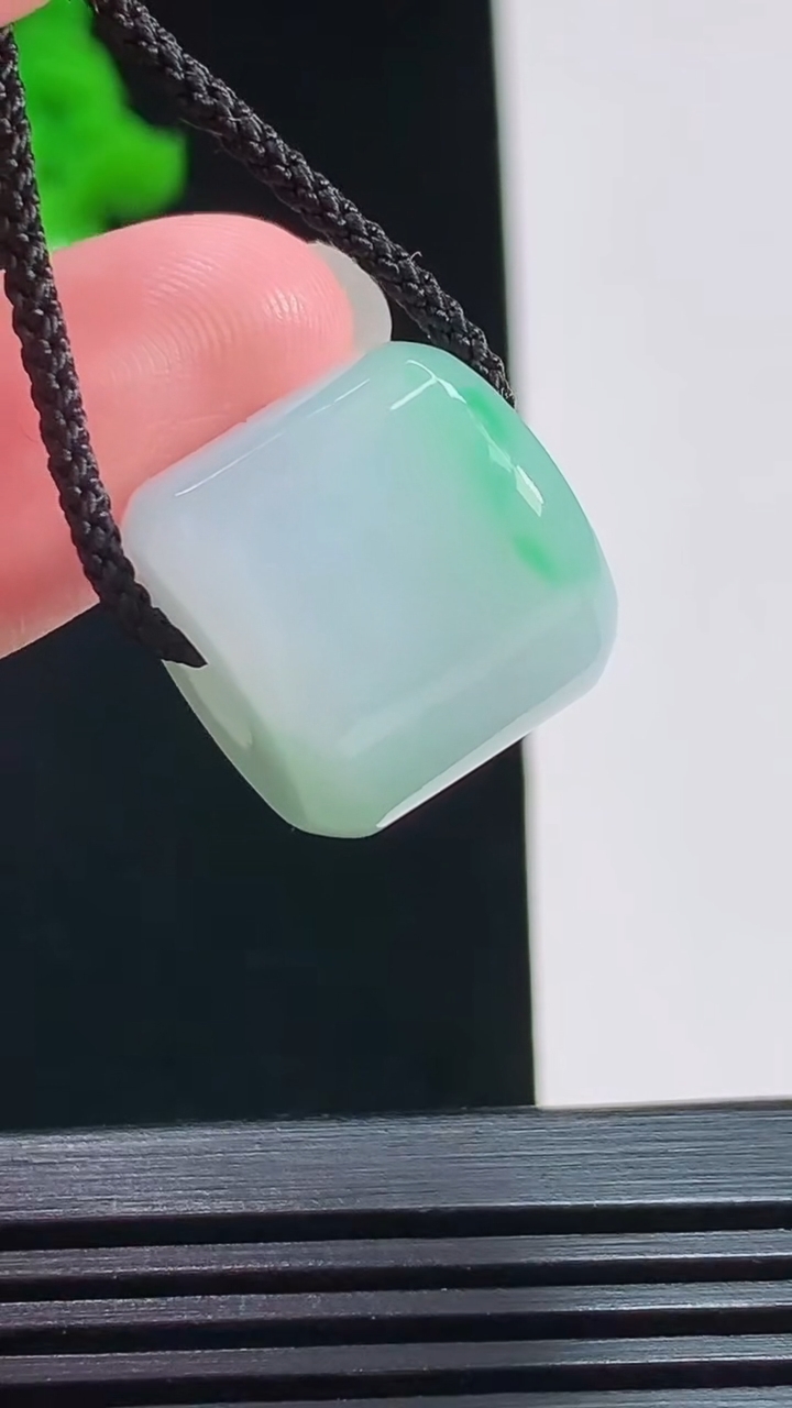 天然A货翡翠路路通吊坠，尺寸15-16.5 重量:9.50g
8月1日