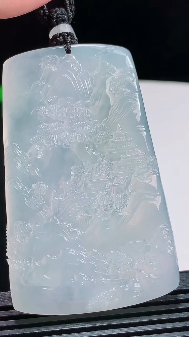 天然A货翡翠种白冰山水牌吊坠，尺寸66.6-41-5 重量:42.85g
8月1日