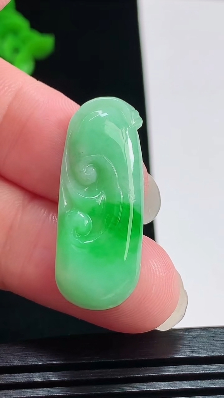 天然A货翡翠如意吊坠，尺寸33-12.8-4.6 重量:4.44g
8月1日
