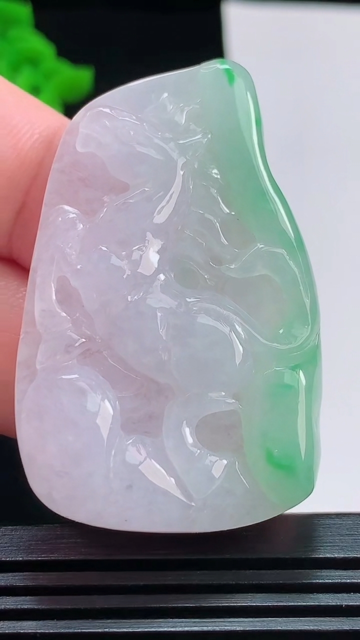 天然A货翡翠生肖马牌吊坠，尺寸49.6-31.8-6 重量:20.99g
8月1日